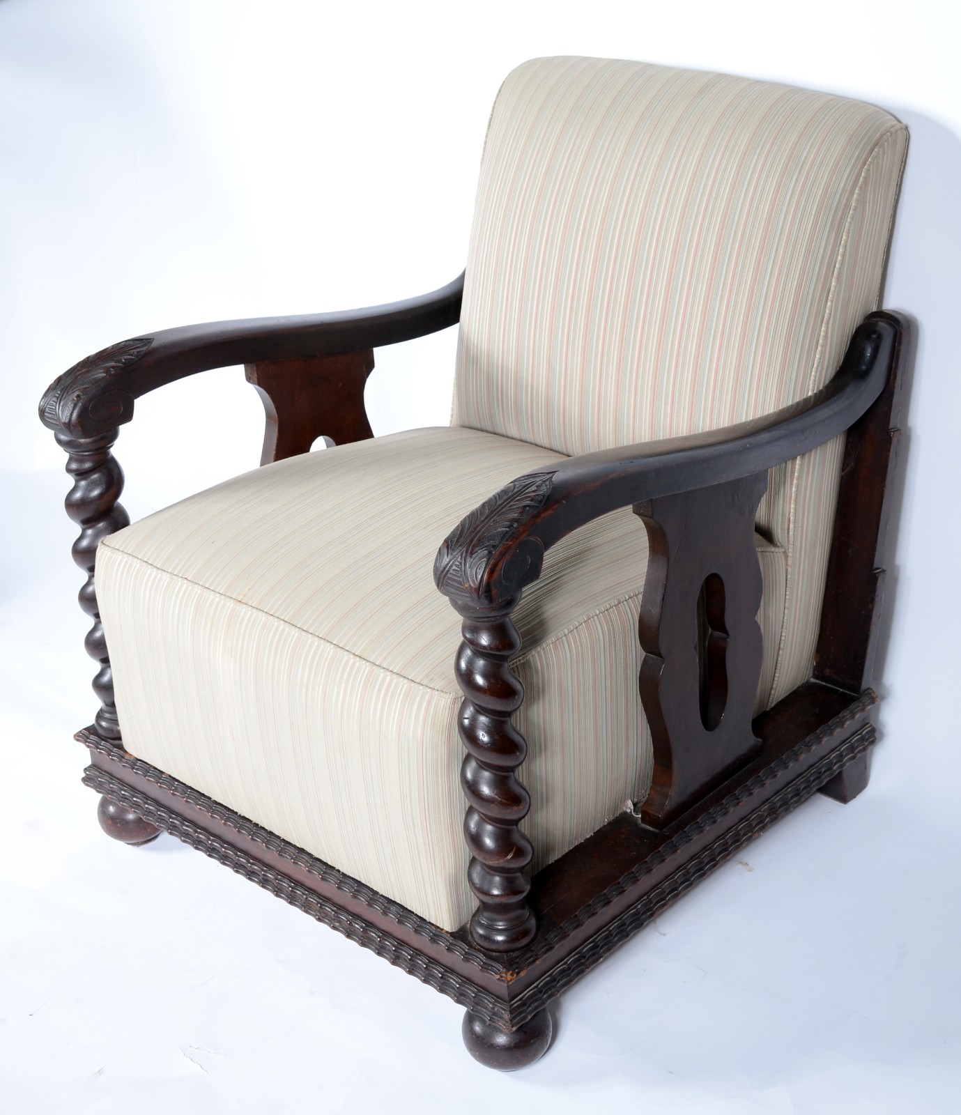 Poltrona com banqueta de madeira nobre com detalhes entalhados e... - foto 6 de 10
