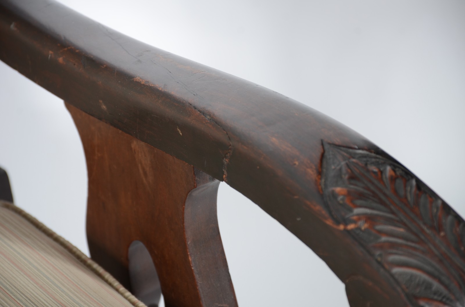Poltrona com banqueta de madeira nobre com detalhes entalhados e... - foto 7 de 10
