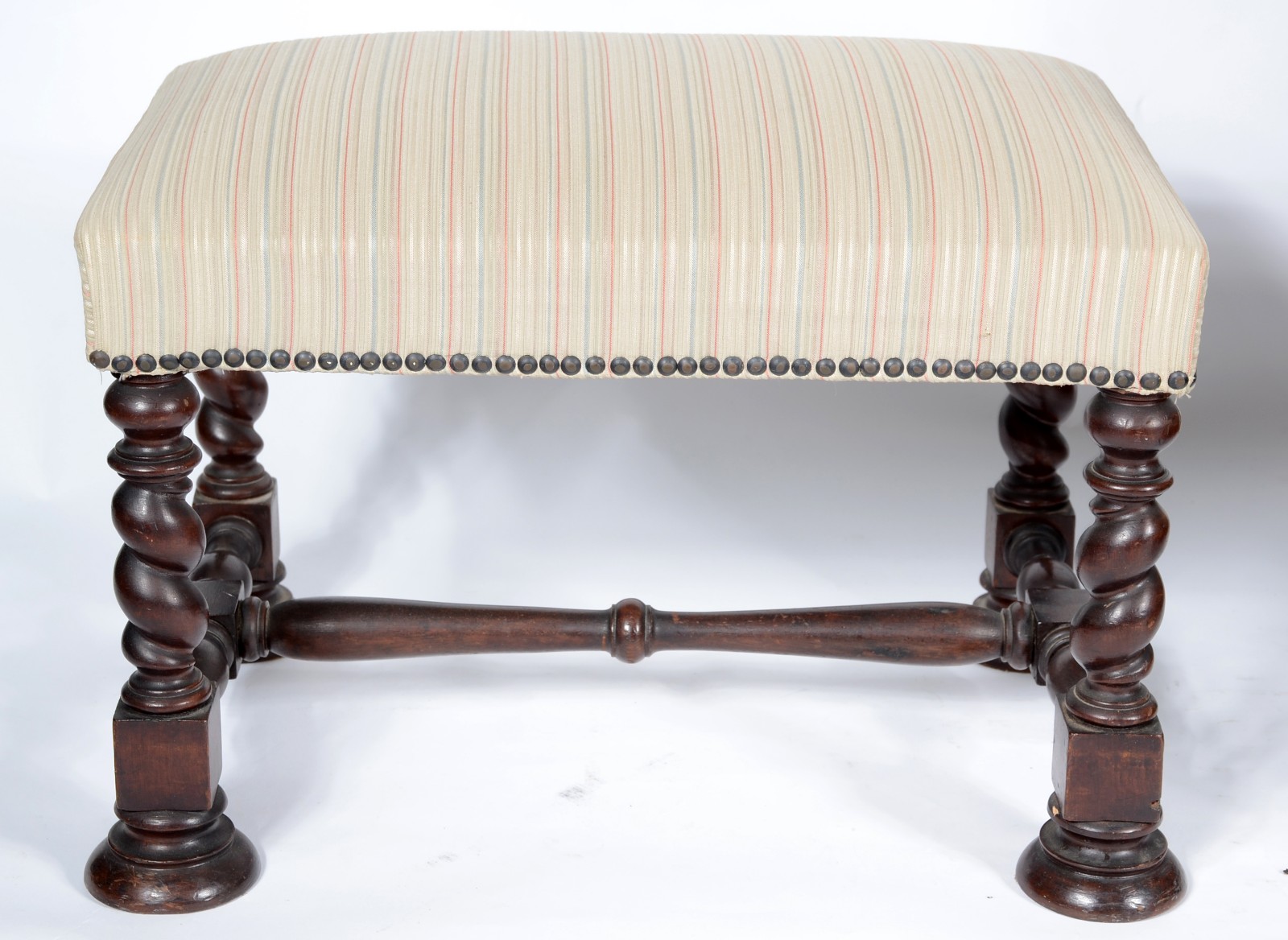 Poltrona com banqueta de madeira nobre com detalhes entalhados e... - foto 10 de 10