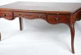 Mesa para escritório de madeira nobre, estilo L... - Mesa para escritório de madeira nobre, estilo Luiz XV, tres gavetas com duas pranchas deslizantes embutidas, pernas ligeiramente arqueadas. Pequ...