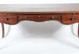 Mesa para escritório de madeira nobre, estilo L... - Mesa para escritório de madeira nobre, estilo Luiz XV, tres gavetas com duas pranchas deslizantes embutidas, pernas ligeiramente arqueadas. Pequ...