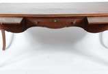Mesa para escritório de madeira nobre, estilo L... - Mesa para escritório de madeira nobre, estilo Luiz XV, tres gavetas com duas pranchas deslizantes embutidas, pernas ligeiramente arqueadas. Pequ...