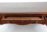 Mesa para escritório de madeira nobre, estilo L... - Mesa para escritório de madeira nobre, estilo Luiz XV, tres gavetas com duas pranchas deslizantes embutidas, pernas ligeiramente arqueadas. Pequ...