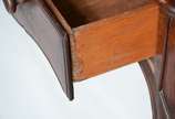 Mesa para escritório de madeira nobre, estilo L... - Mesa para escritório de madeira nobre, estilo Luiz XV, tres gavetas com duas pranchas deslizantes embutidas, pernas ligeiramente arqueadas. Pequ...