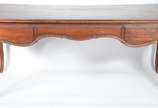 Mesa para escritório de madeira nobre, estilo L... - Mesa para escritório de madeira nobre, estilo Luiz XV, tres gavetas com duas pranchas deslizantes embutidas, pernas ligeiramente arqueadas. Pequ...