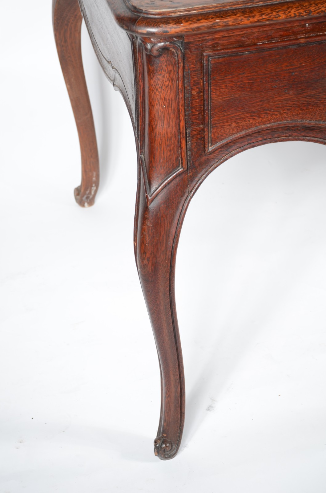 Mesa para escritório de madeira nobre, estilo Luiz XV, tres gavetas... - foto 7 de 7