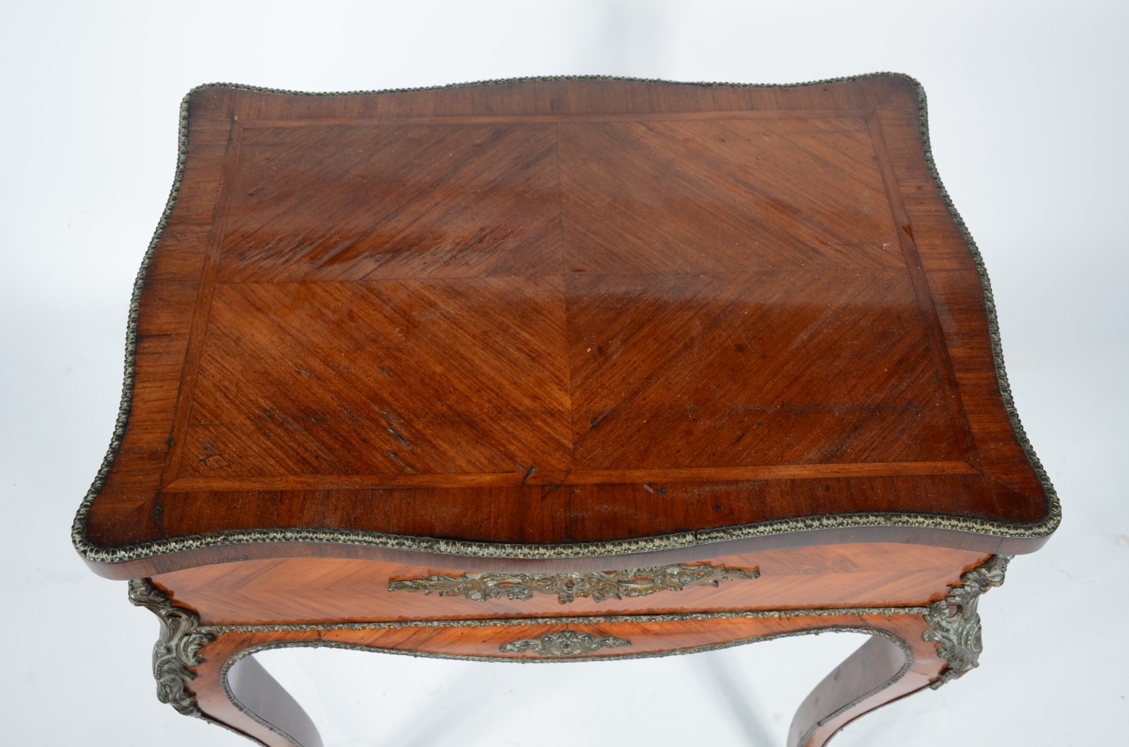 Mesa de toucador de madeira nobre, estilo francês, detalhes em... - foto 4 de 6