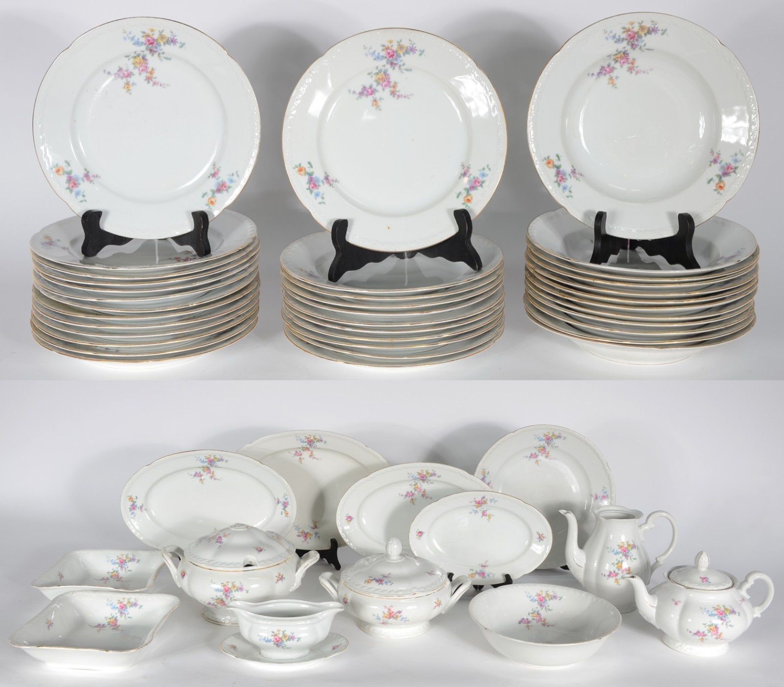 Aparelho de jantar de porcelana tcheca na cor branca com flores em... - foto 1 de 6