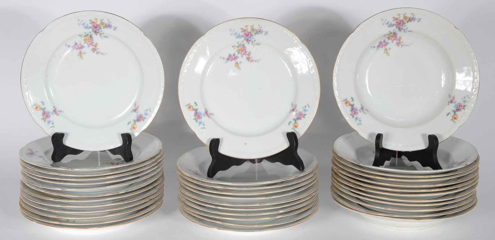 Aparelho de jantar de porcelana tcheca na cor branca com flores em... - foto 2 de 6