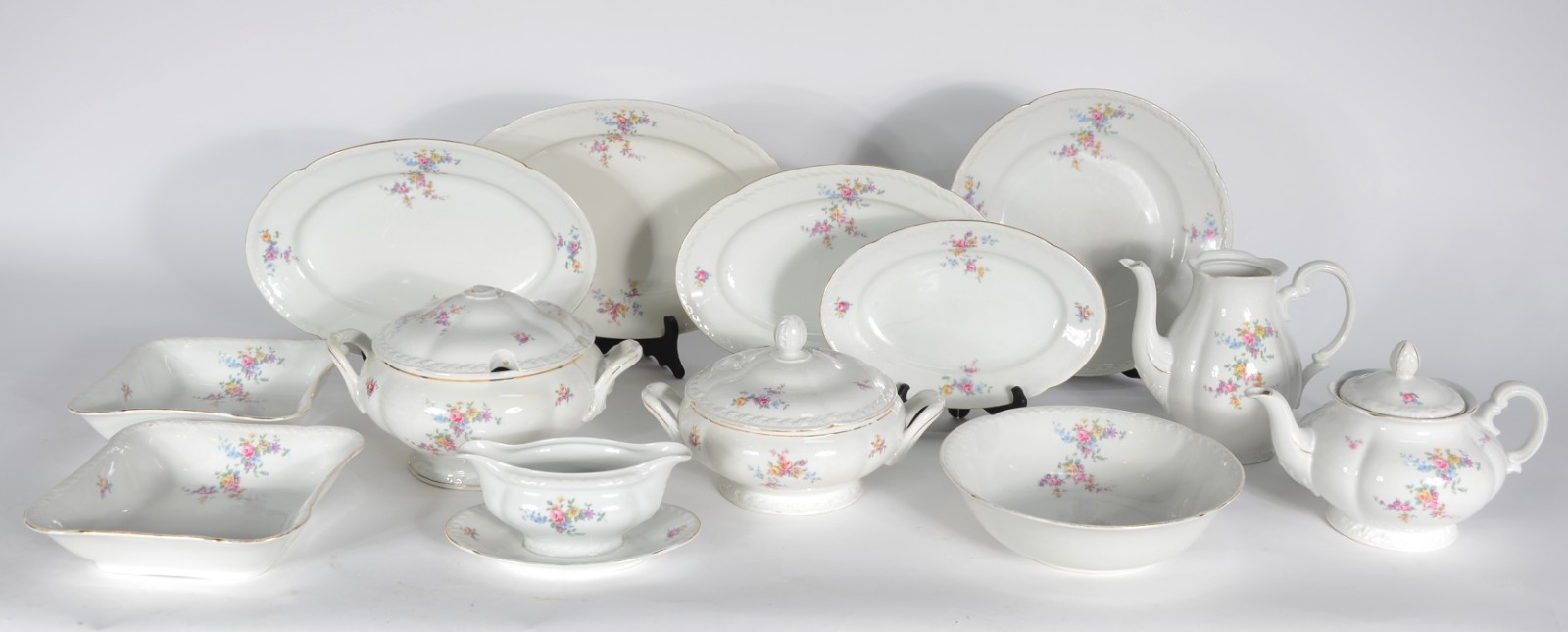 Aparelho de jantar de porcelana tcheca na cor branca com flores em... - foto 3 de 6