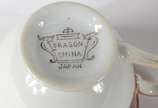 Dragon China,  - Aparelho de jantar, chá e café de porcelana japonesa, decorado com tarja Bordeaux nas bordas, composto de: 22 pratos rasos, 12 pratos fundos, 6 pratos