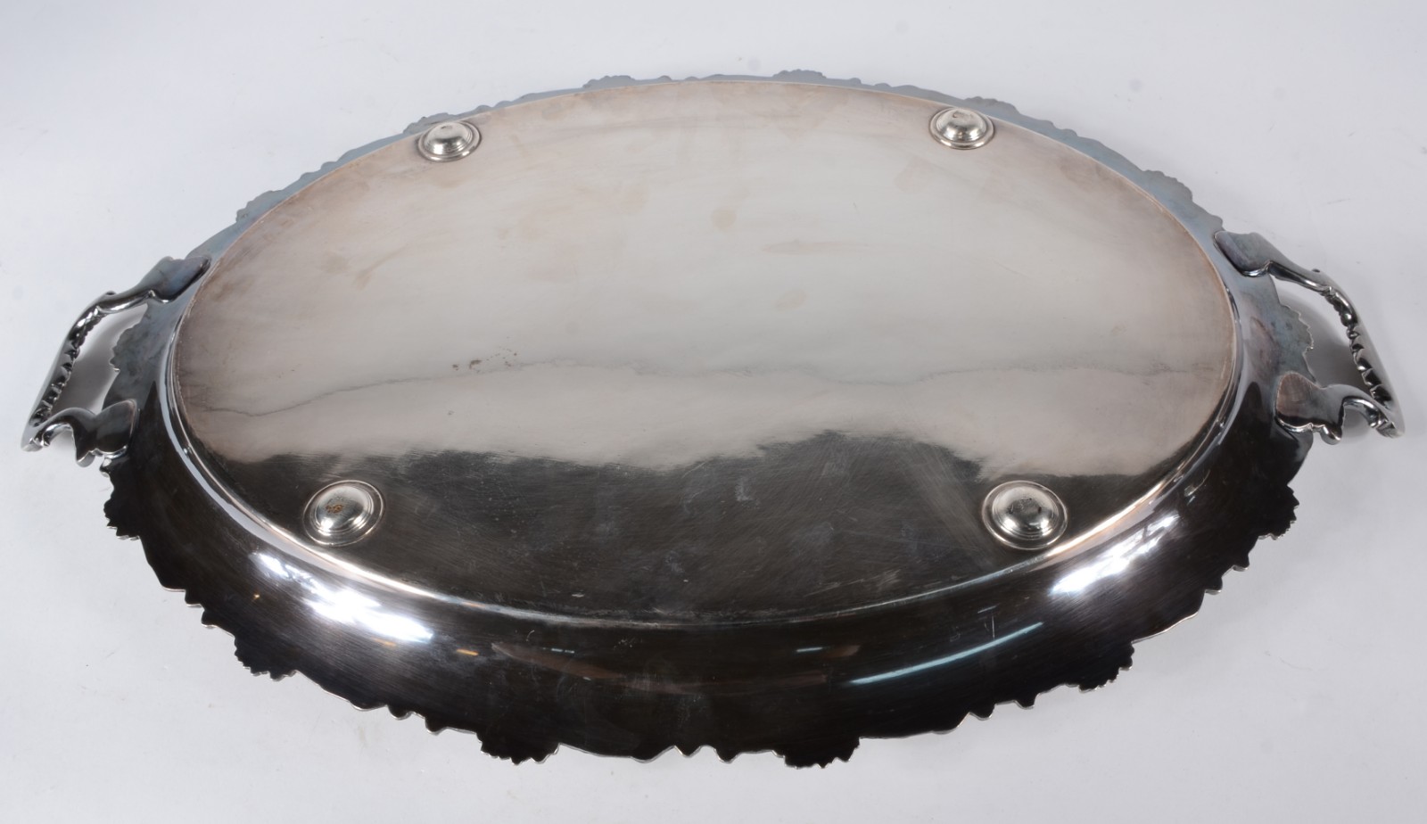 Bandeja com alças de metal prateado, fundo cinzelado com guirlandas e... - foto 3 de 3