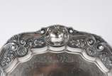 Salva de prata portuguesa, contraste Águia, pra... - Salva de prata portuguesa, contraste Águia, prateiro Reis Porto, fundo cinzelado com borda decorada com concheados em relevo . Peso da prata: 12...