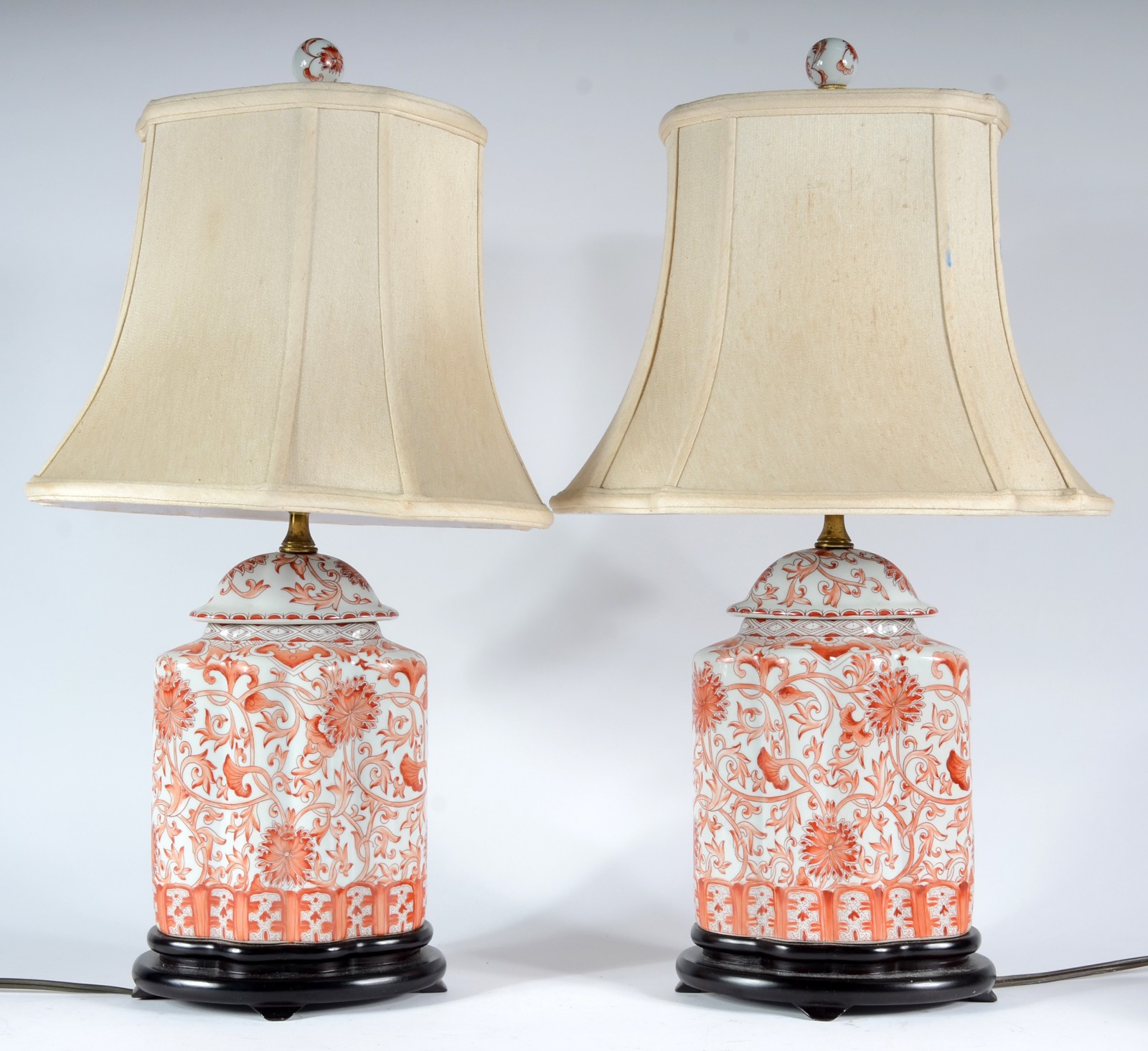 Par de abatjoures de porcelana chinesa decorados com guirlandas em... - foto 1 de 6