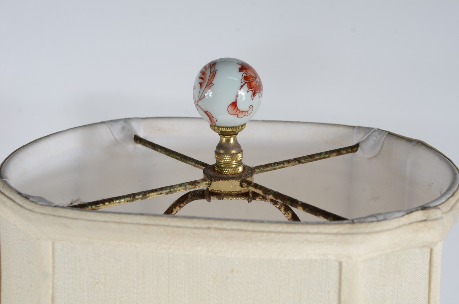 Par de abatjoures de porcelana chinesa decorados com guirlandas em... - foto 3 de 6