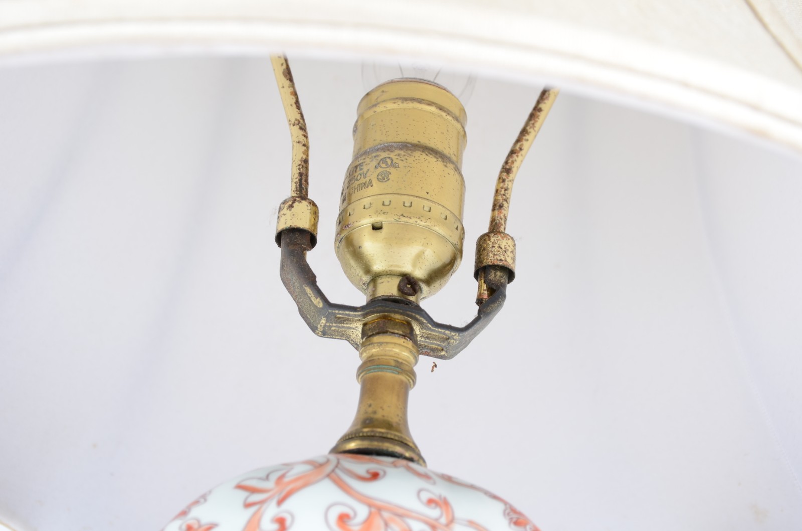 Par de abatjoures de porcelana chinesa decorados com guirlandas em... - foto 5 de 6