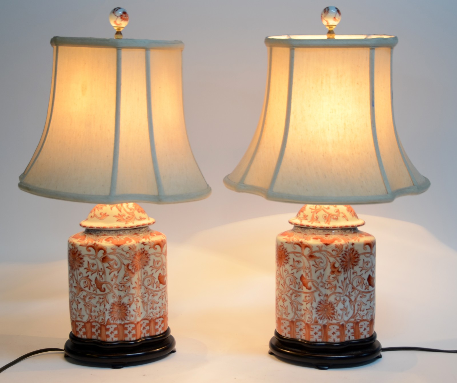 Par de abatjoures de porcelana chinesa decorados com guirlandas em... - foto 6 de 6