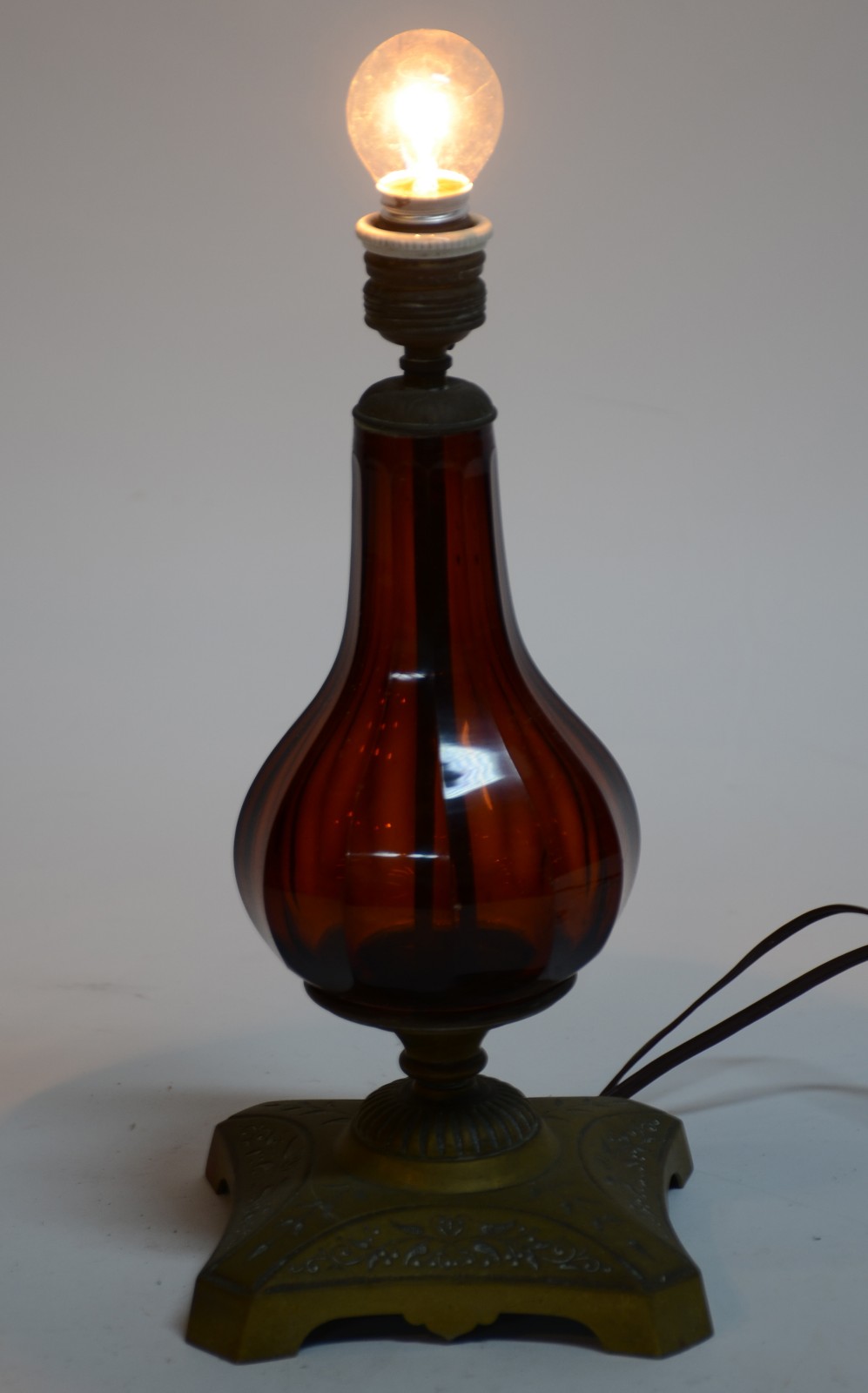 Abatjour de cristal facetado na cor âmbar, base de metal dourado... - foto 2 de 4