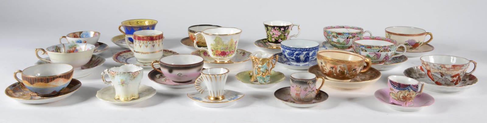 Conjunto com 20 xícaras para chá e café com seus respectivos pires... - foto 1 de 8