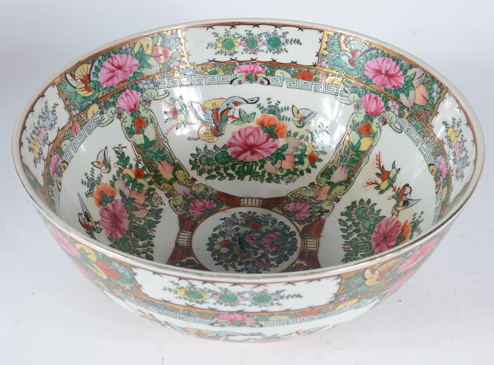 Bowl de porcelana chinesa decorado com flores e borboletas em... - foto 2 de 4