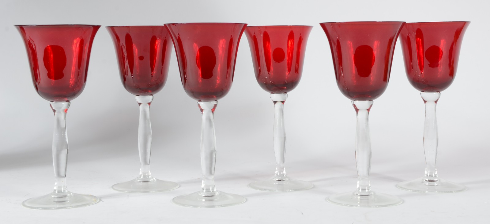 Conjunto com 6 taças para vinho de vidro na cor vermelha. - foto 2 de 2