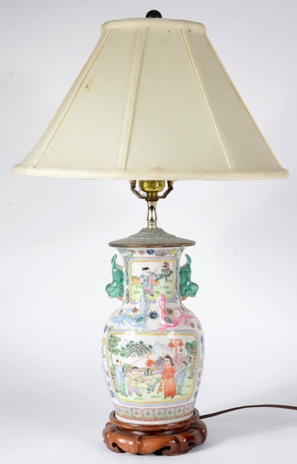 Abatjour de porcelana chinesa decorado com figuras e paisagem em... - foto 1 de 5