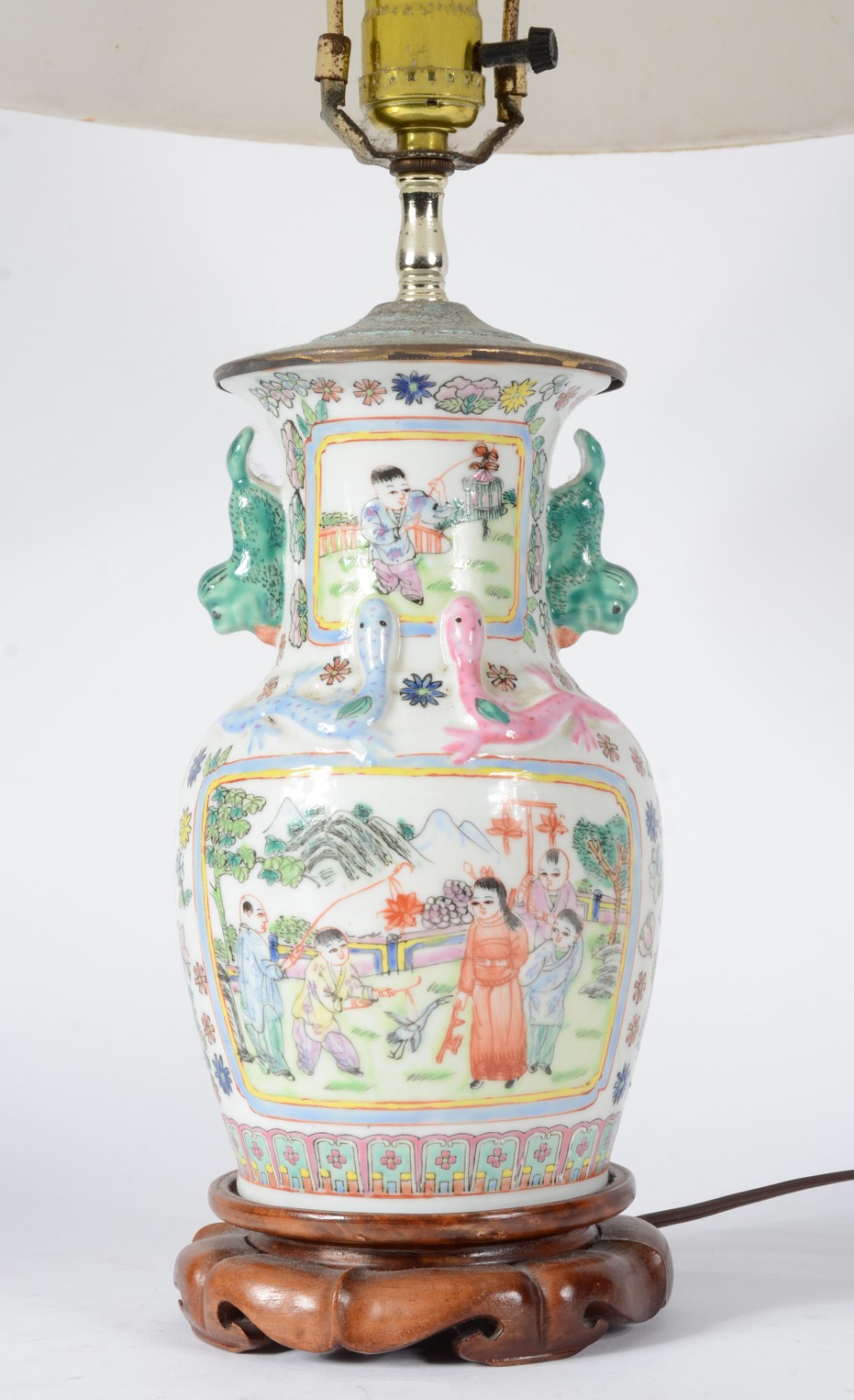 Abatjour de porcelana chinesa decorado com figuras e paisagem em... - foto 2 de 5