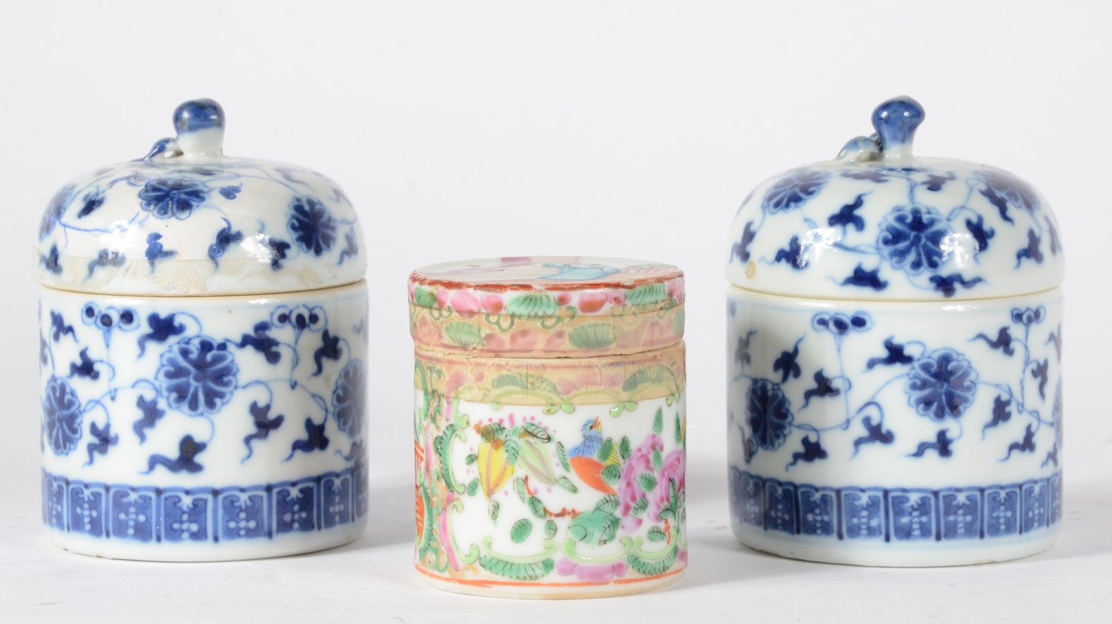 Três pequenos potiches de porcelana, sendo um par com vasinhos... - foto 1 de 3