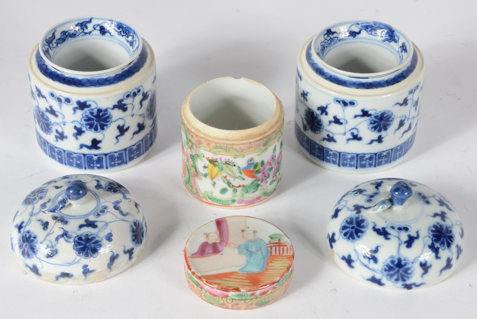Três pequenos potiches de porcelana, sendo um par com vasinhos... - foto 2 de 3