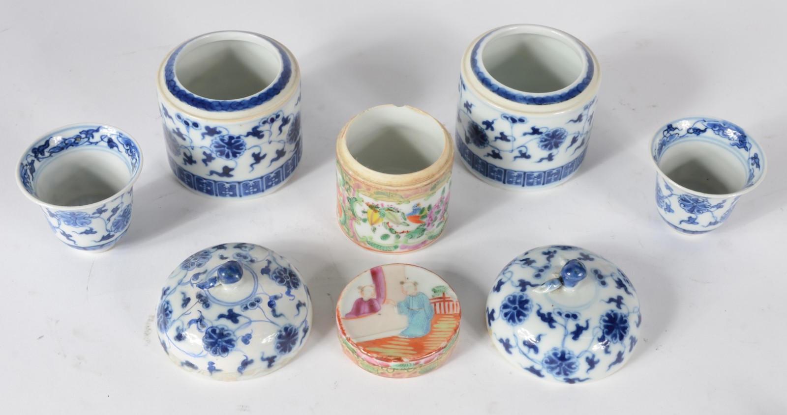 Três pequenos potiches de porcelana, sendo um par com vasinhos... - foto 3 de 3