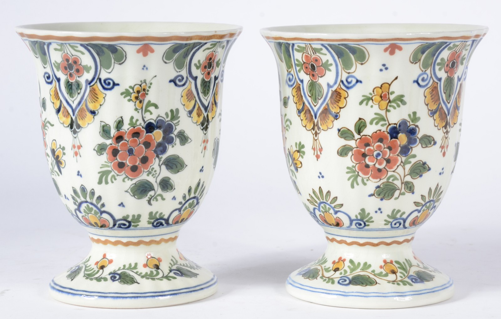 Par de vasos de cerâmica holandesa de Delft, decoração em policromia... - foto 1 de 6