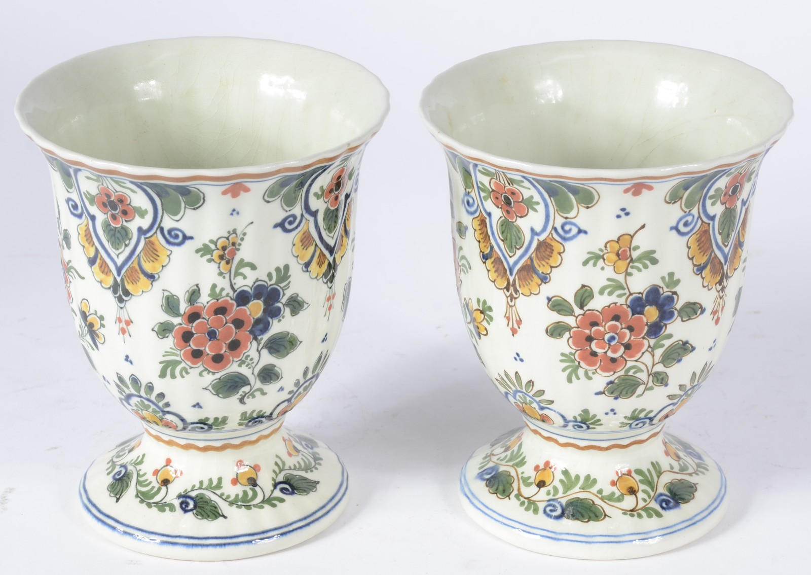 Par de vasos de cerâmica holandesa de Delft, decoração em policromia... - foto 2 de 6