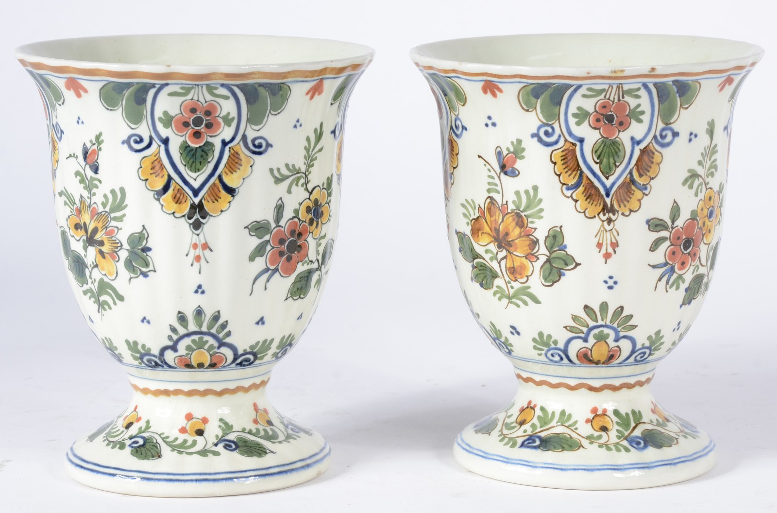 Par de vasos de cerâmica holandesa de Delft, decoração em policromia... - foto 3 de 6
