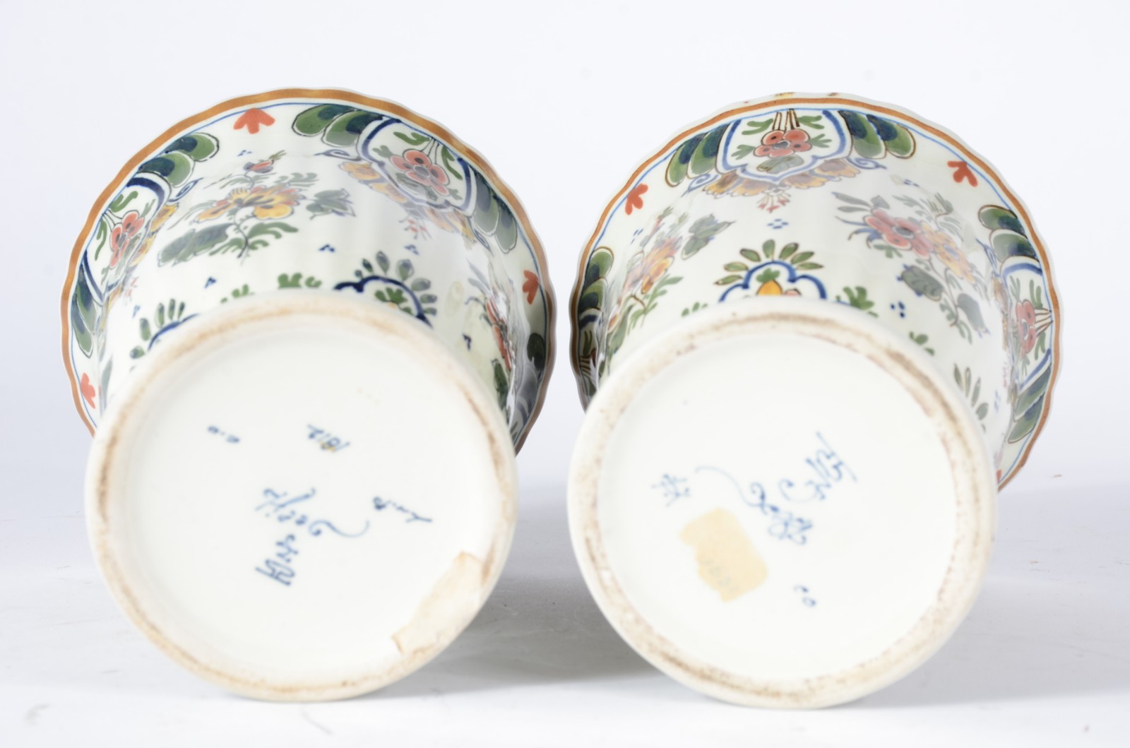 Par de vasos de cerâmica holandesa de Delft, decoração em policromia... - foto 4 de 6