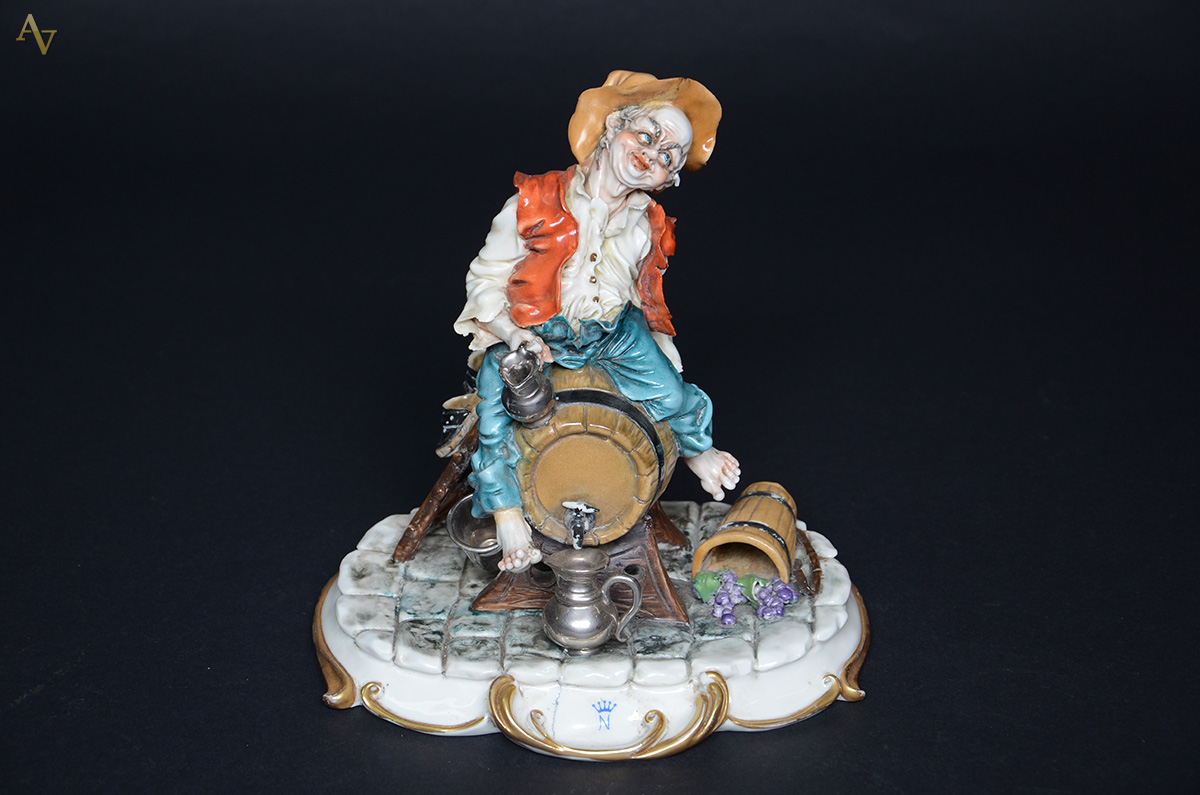 Estatueta de porcelana italiana Capodimonte. Altura 24 cm. - foto 1 de 2