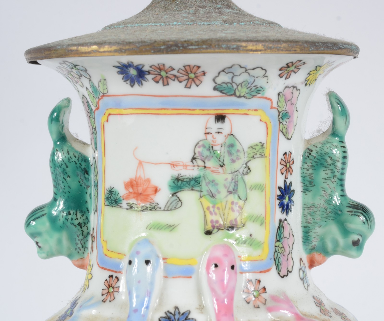 Abatjour de porcelana chinesa decorado com figuras e paisagem em... - foto 4 de 5