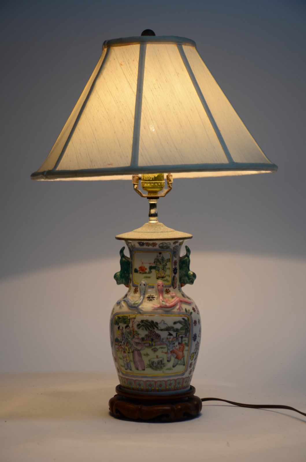 Abatjour de porcelana chinesa decorado com figuras e paisagem em... - foto 5 de 5
