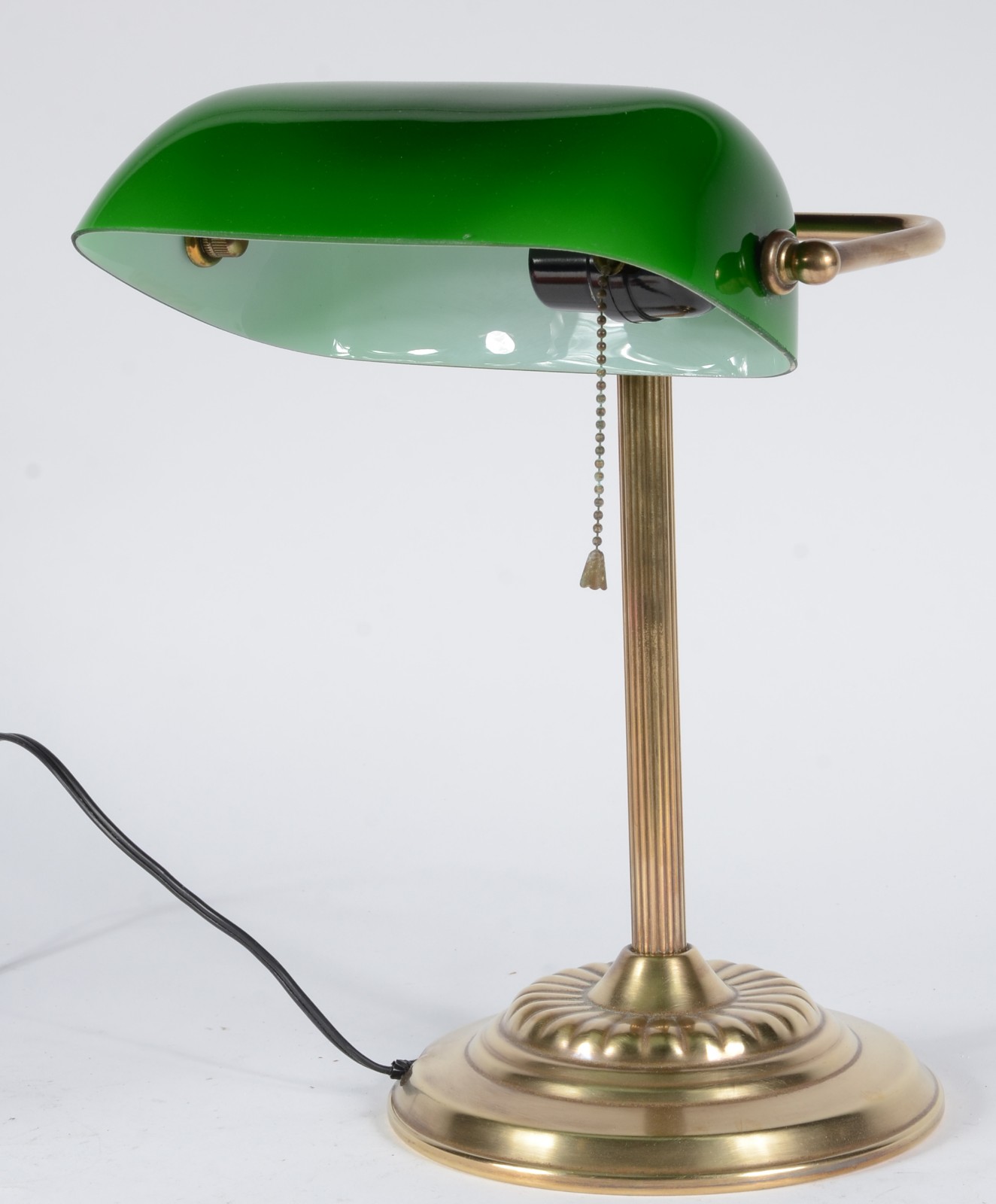 Luminária de mesa de metal dourado com cúpula na cor verde. - foto 1 de 6