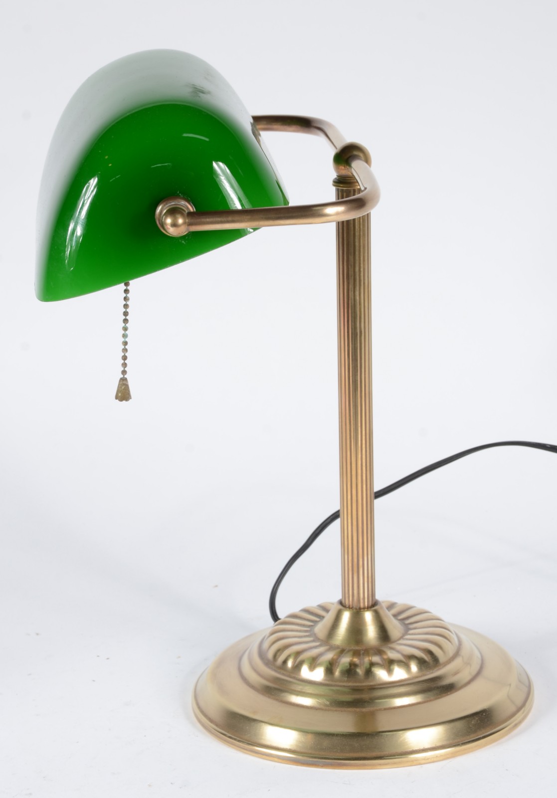 Luminária de mesa de metal dourado com cúpula na cor verde. - foto 2 de 6