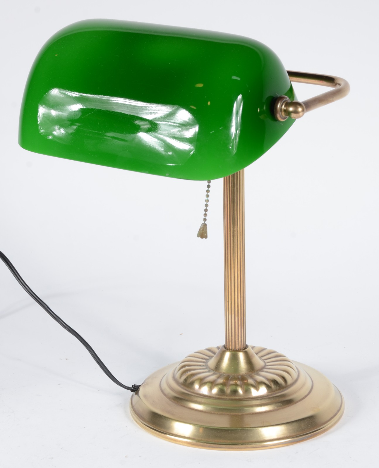 Luminária de mesa de metal dourado com cúpula na cor verde. - foto 3 de 6