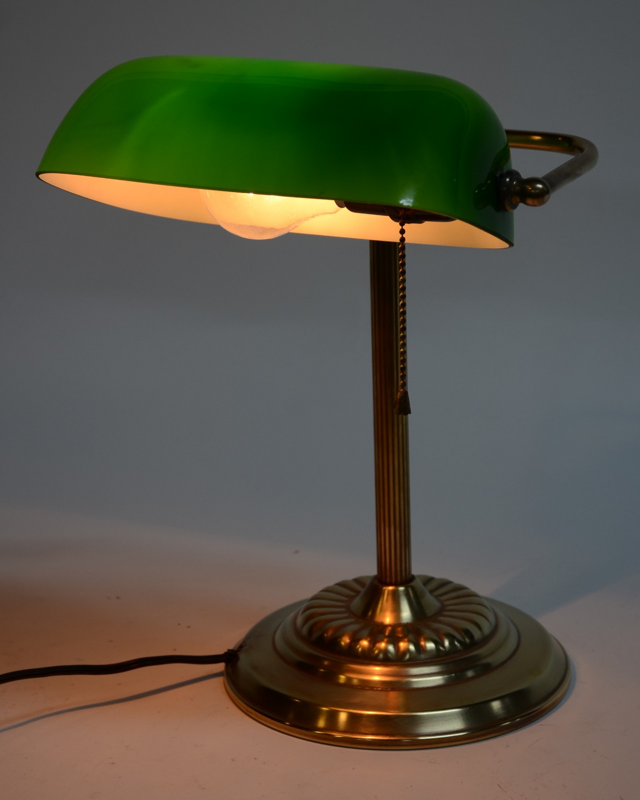 Luminária de mesa de metal dourado com cúpula na cor verde. - foto 4 de 6