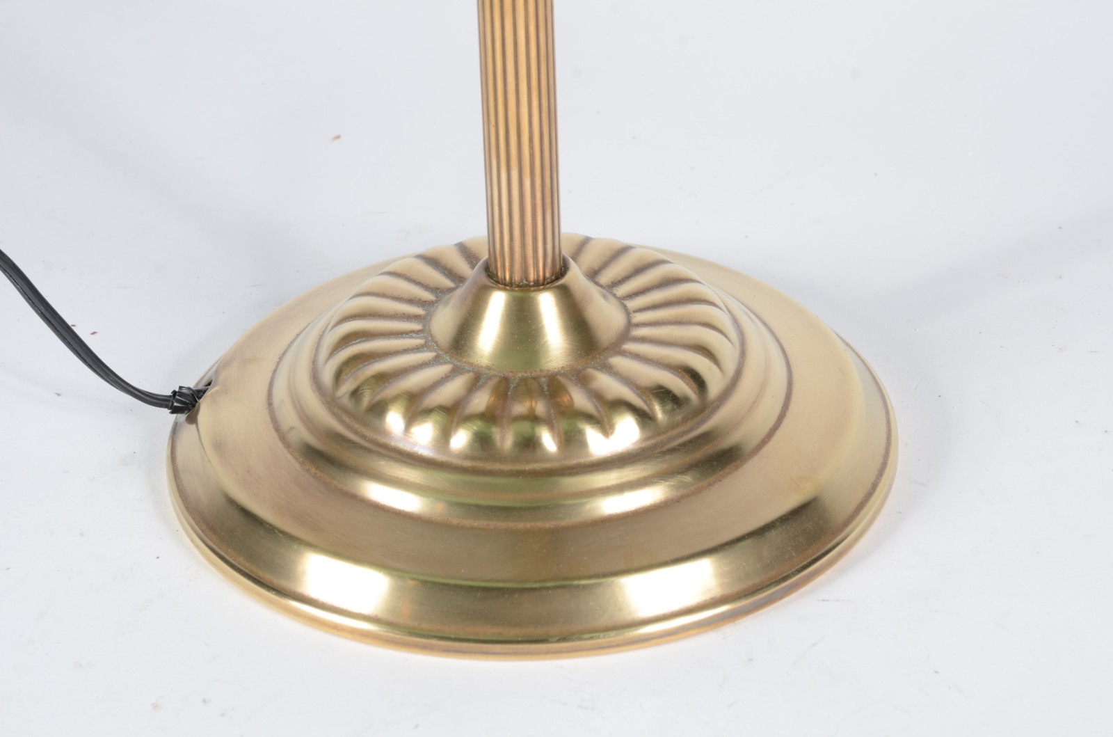 Luminária de mesa de metal dourado com cúpula na cor verde. - foto 5 de 6