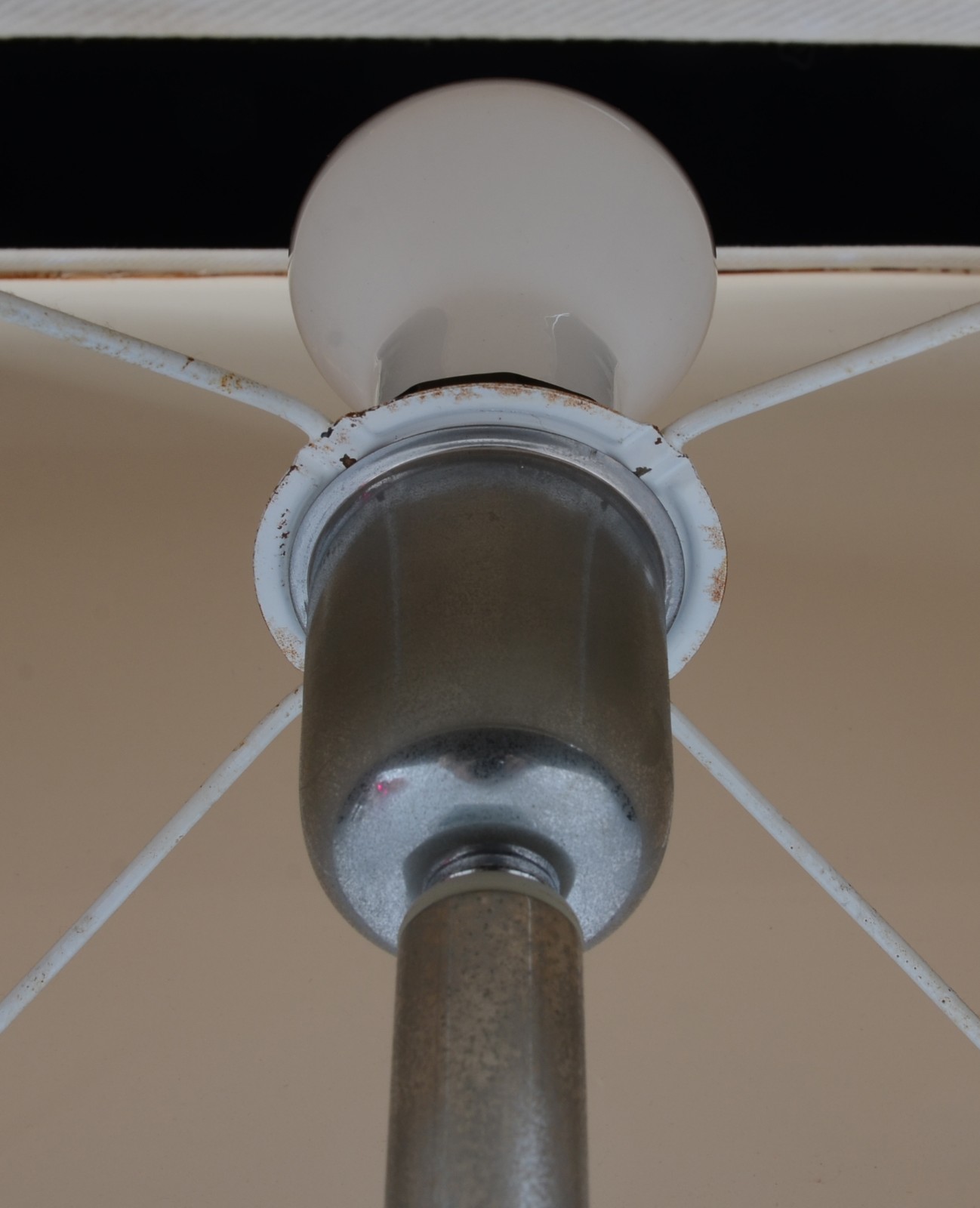 Abatjour de metal com cúpula retangular na cor branca. Oxidado. - foto 3 de 4