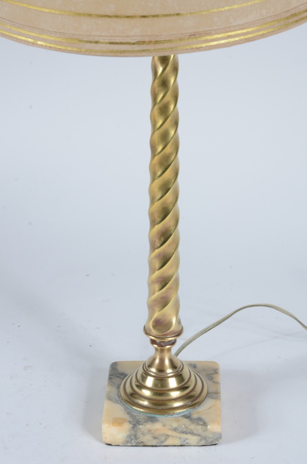 Abatjour de metal dourado com cúpula. - foto 2 de 5
