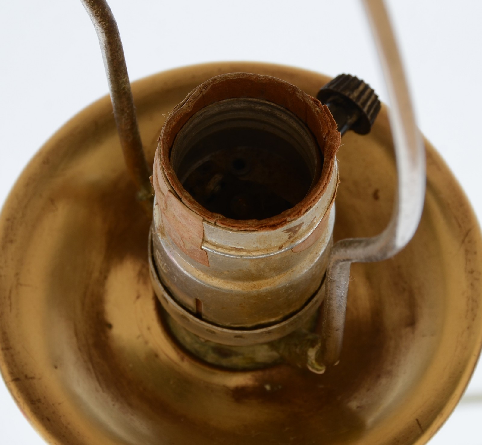 Abatjour de metal dourado com cúpula. - foto 4 de 5