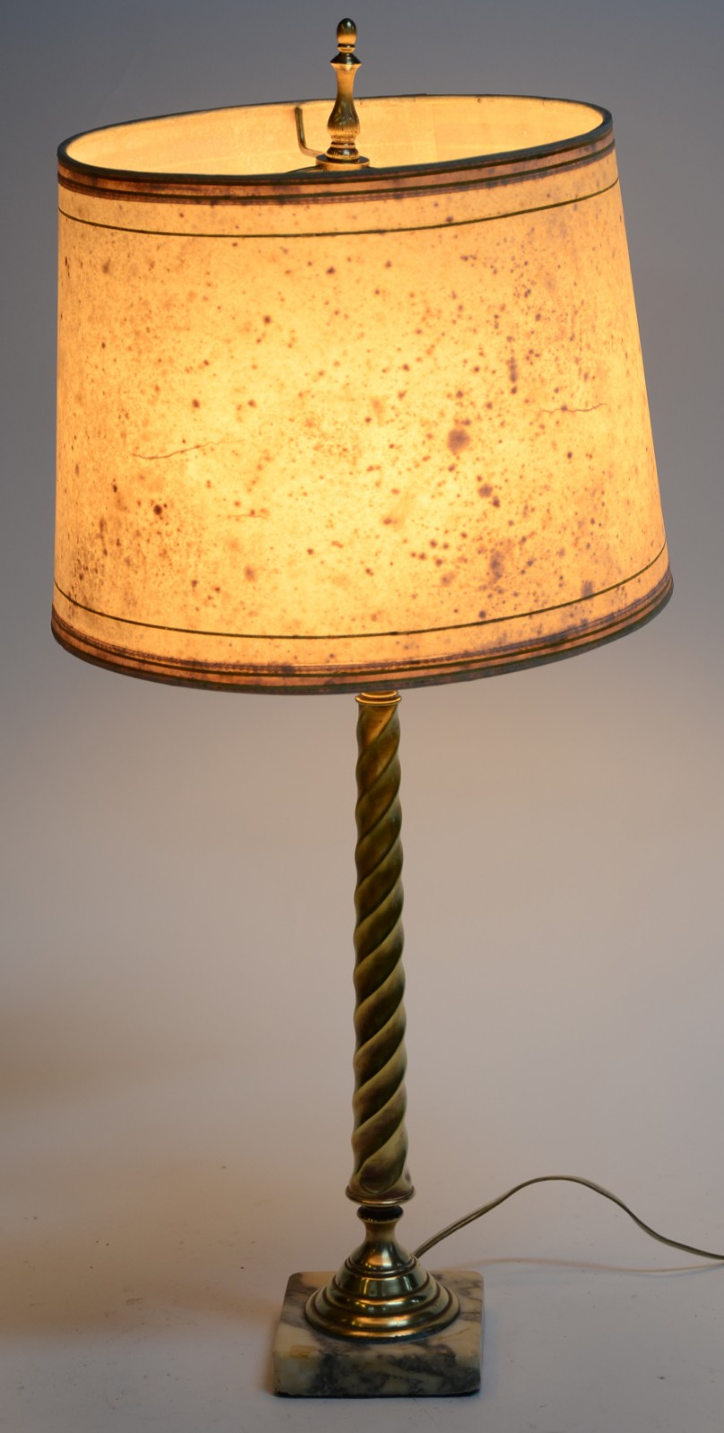 Abatjour de metal dourado com cúpula. - foto 5 de 5