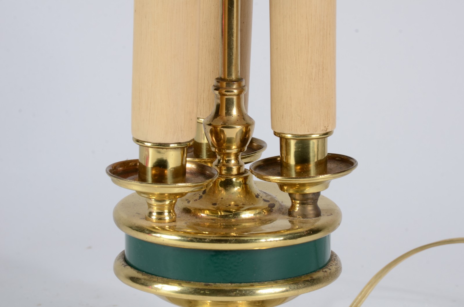 Abatjour com base de metal dourado com cúpula verde. Estilo inglês. - foto 3 de 6