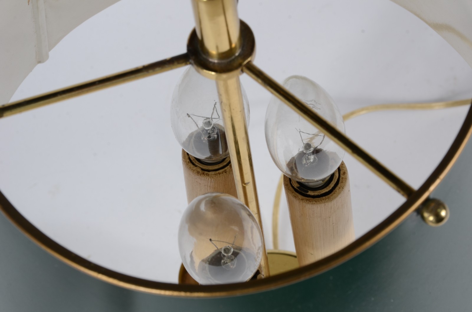 Abatjour com base de metal dourado com cúpula verde. Estilo inglês. - foto 5 de 6