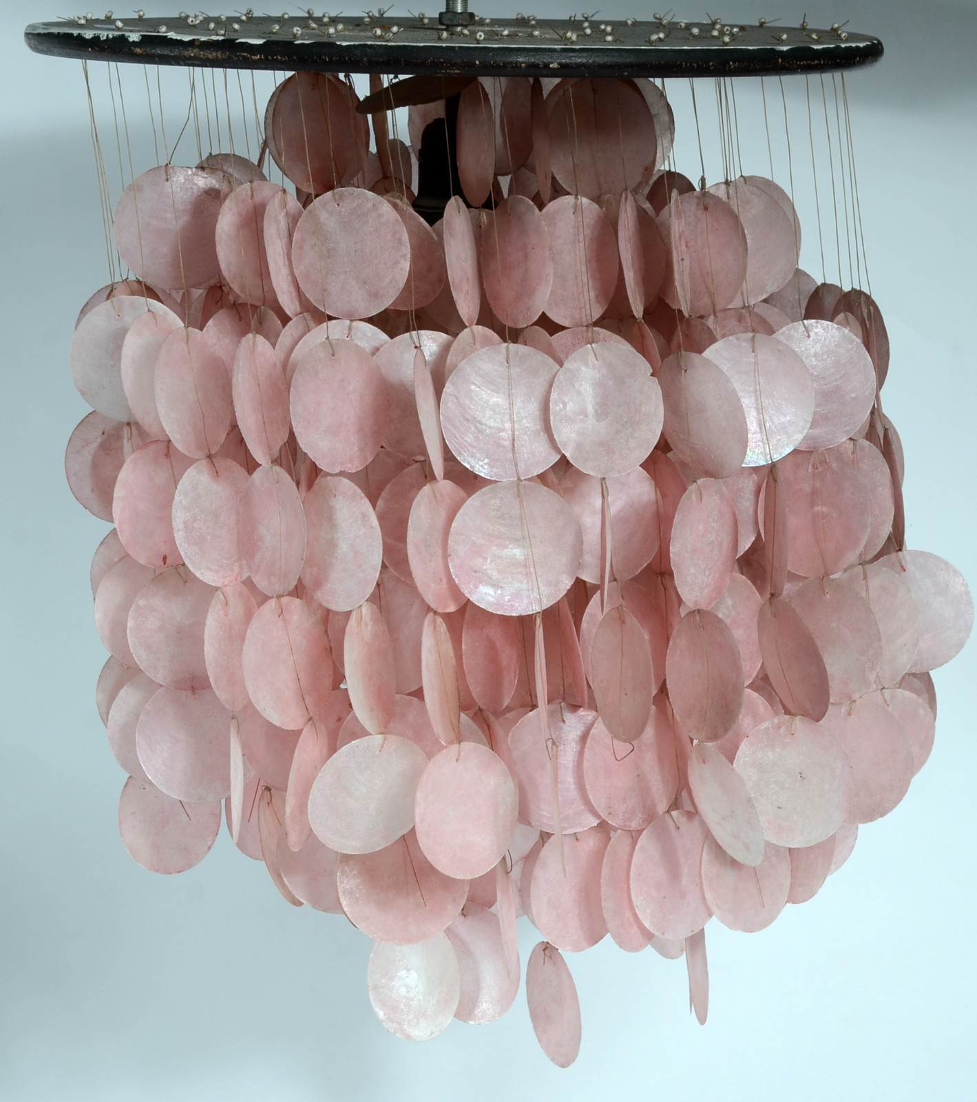 Lustre com placas cor de rosa peroladas, anos 1970. Pequenos... - foto 1 de 2