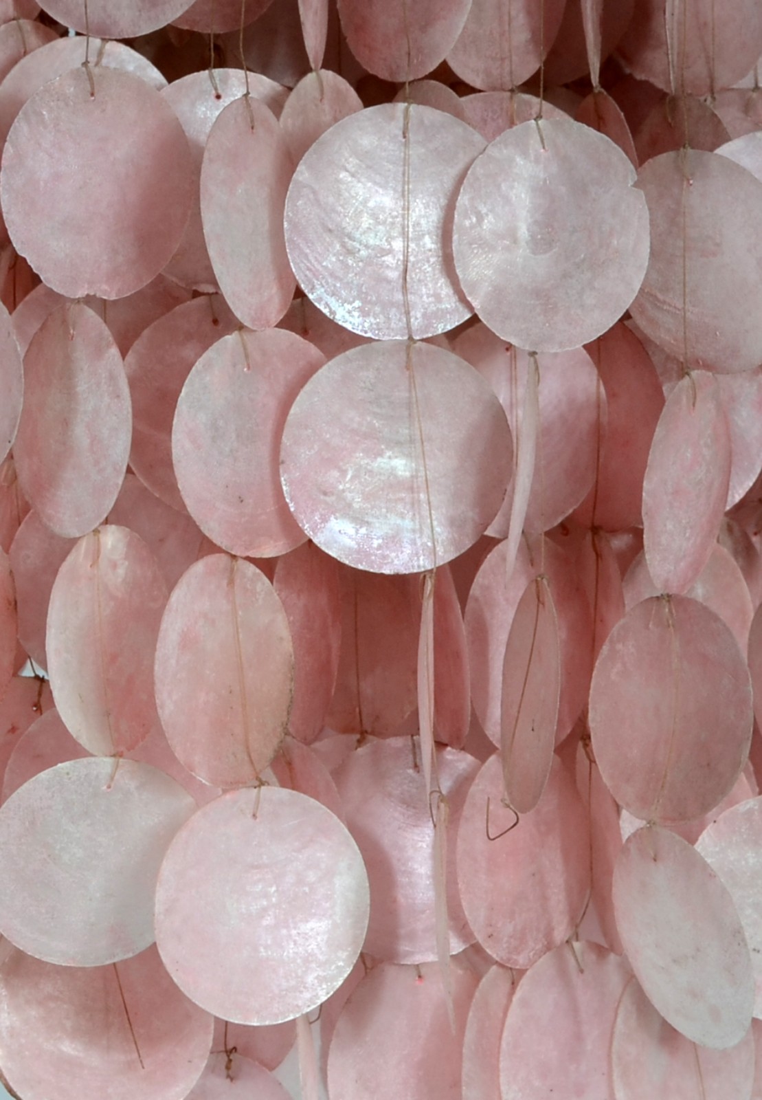 Lustre com placas cor de rosa peroladas, anos 1970. Pequenos... - foto 2 de 2